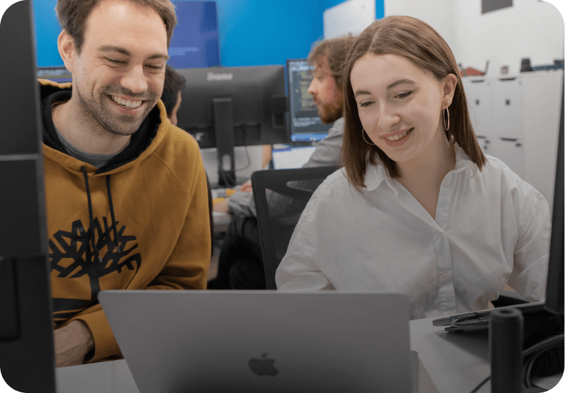 un homme et une jeune femme regardant un ordinateur 