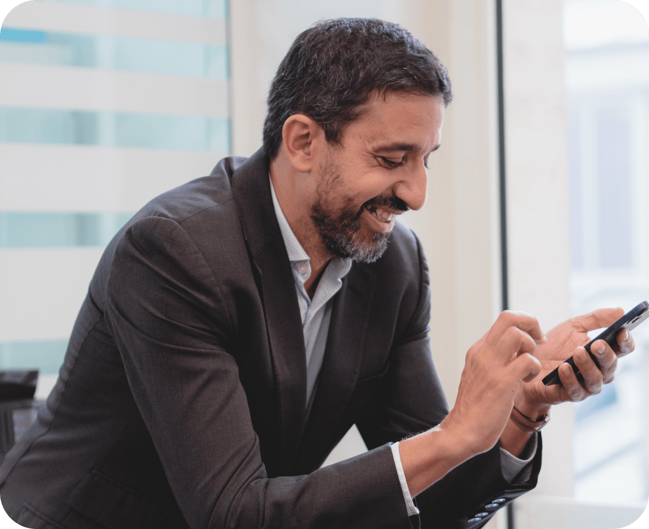 homme sur son téléphone souriant